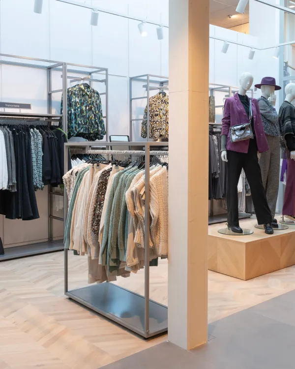 Damesafdeling bij Konijnendijk Mode