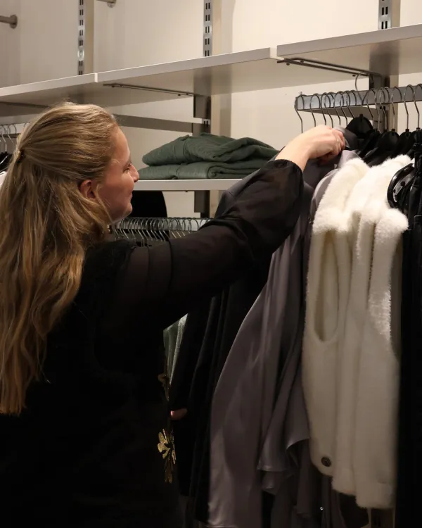 Damesafdeling bij Konijnendijk Mode