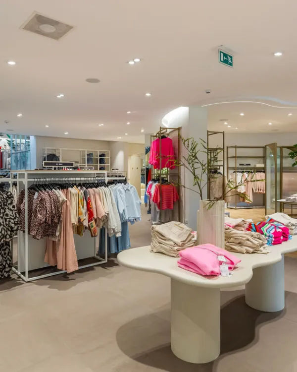 Damesafdeling bij Konijnendijk Mode