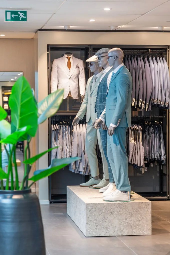 Kleding tussen de planten