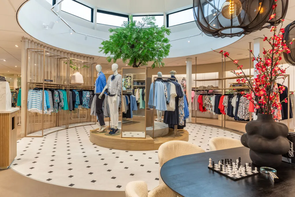 De ronde middenruimte van de winkel met een boom