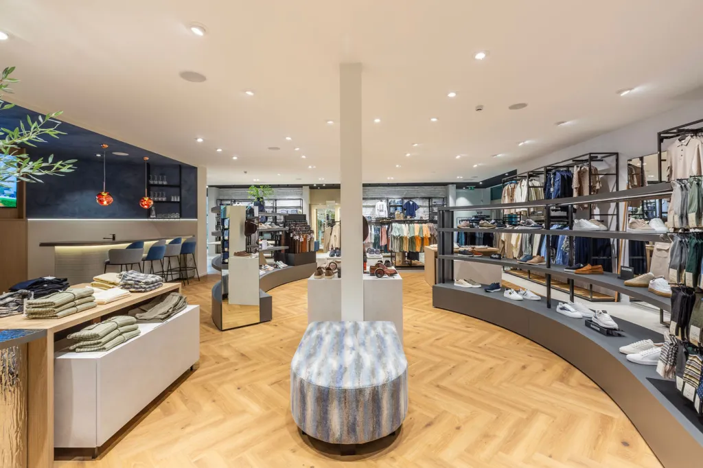 De accessoireafdeling in de vernieuwde winkel