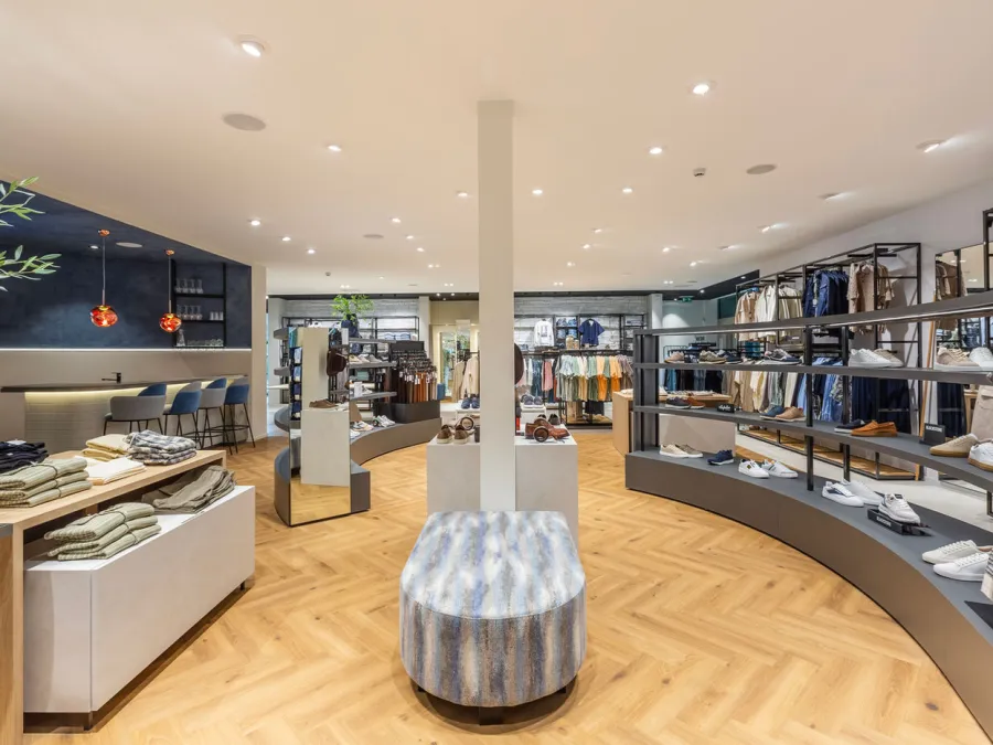 De accessoireafdeling in de vernieuwde winkel
