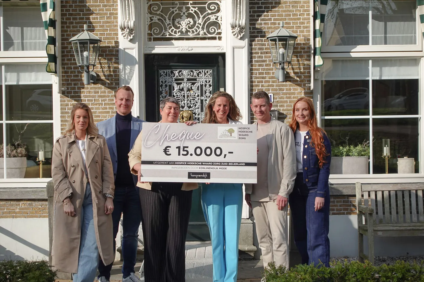 Overhandiging van de cheque aan hospice Hoeksche Waard